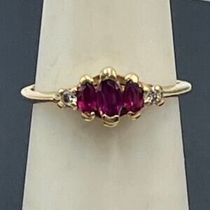 Tru Glo Vintage 14K Gold 3-Stone Ruby Diamond Accents Trilogy Ring Size 7